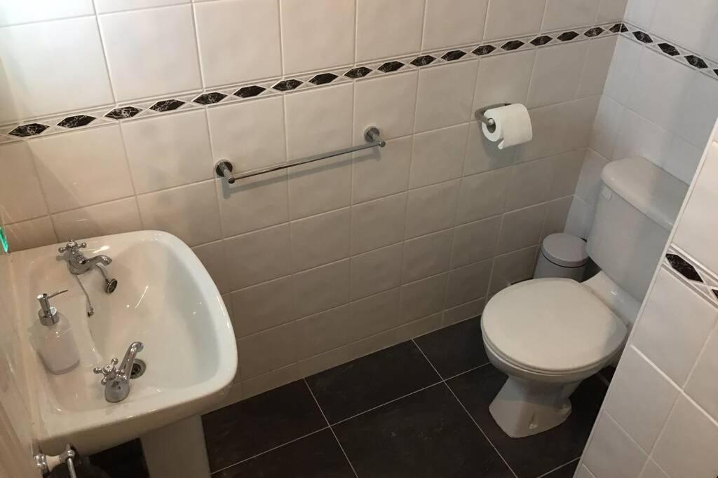 Waterfront Apartment Completely Refurbished เวสต์พอร์ต ภายนอก รูปภาพ