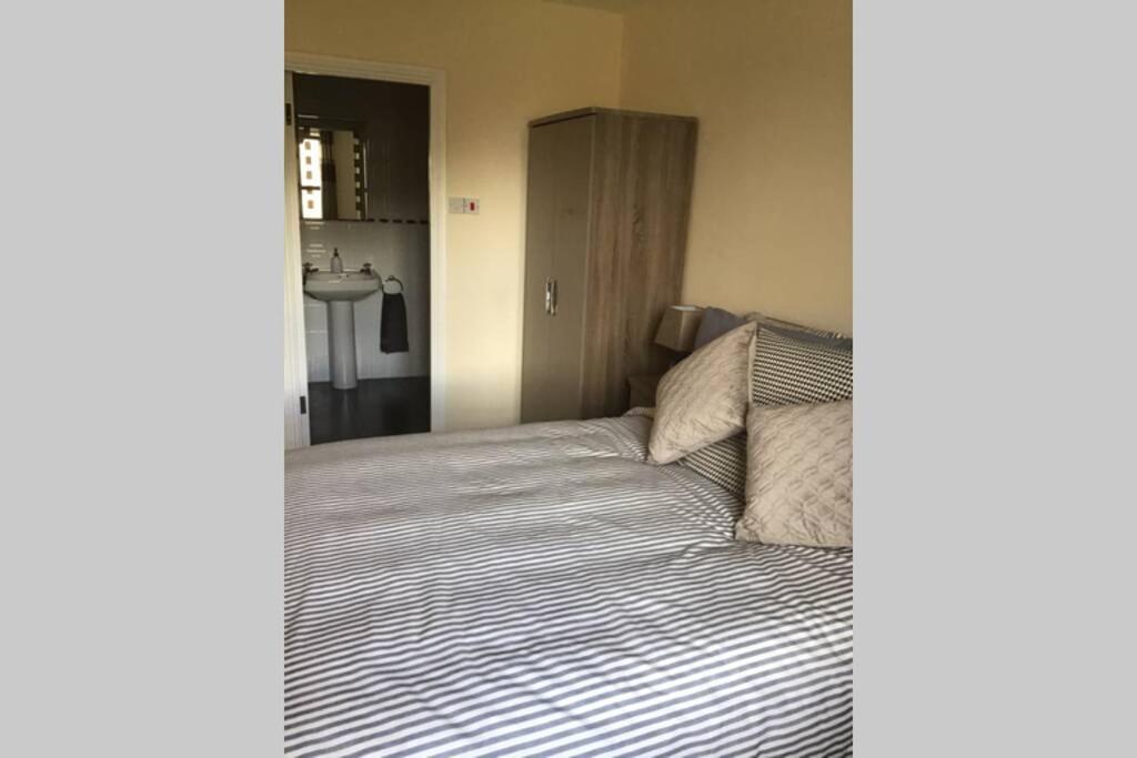 Waterfront Apartment Completely Refurbished เวสต์พอร์ต ภายนอก รูปภาพ